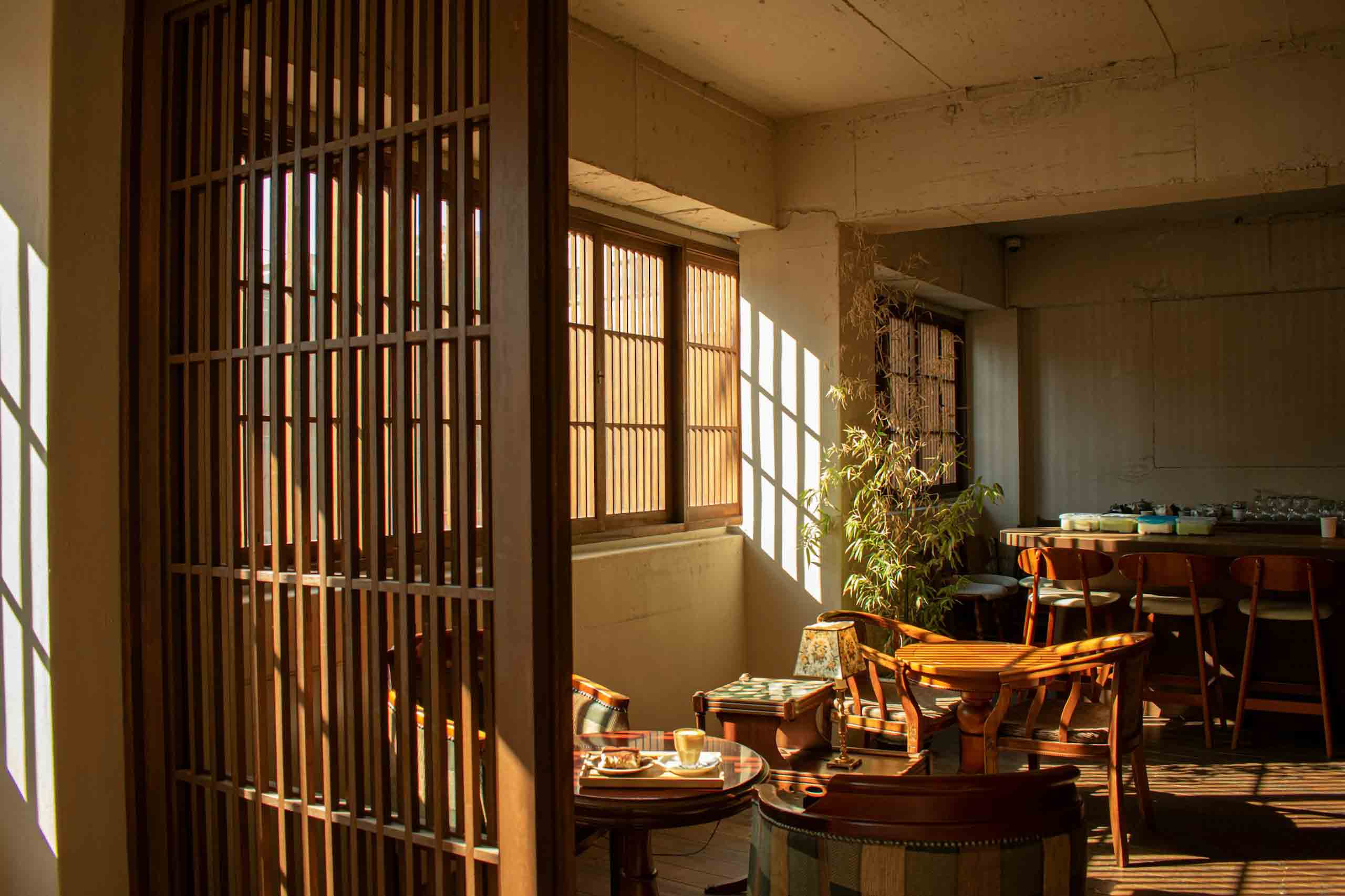 落ち着いた照明のカウンター席