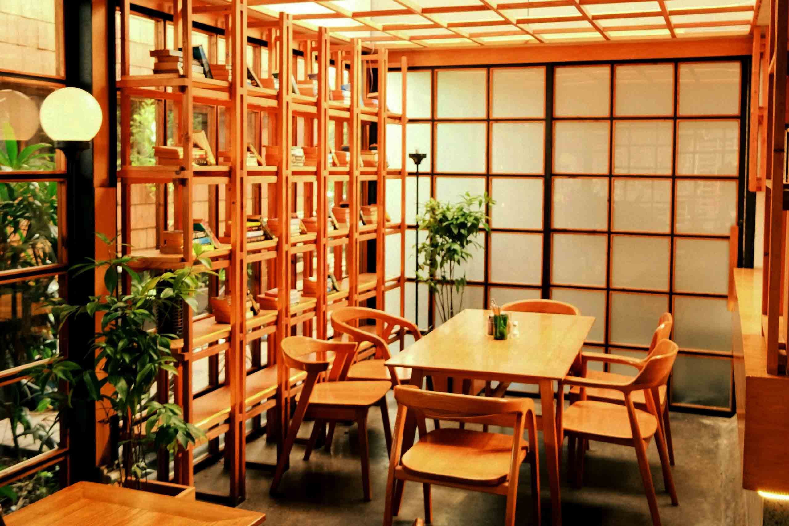 サイン色紙が飾られたテーブル席