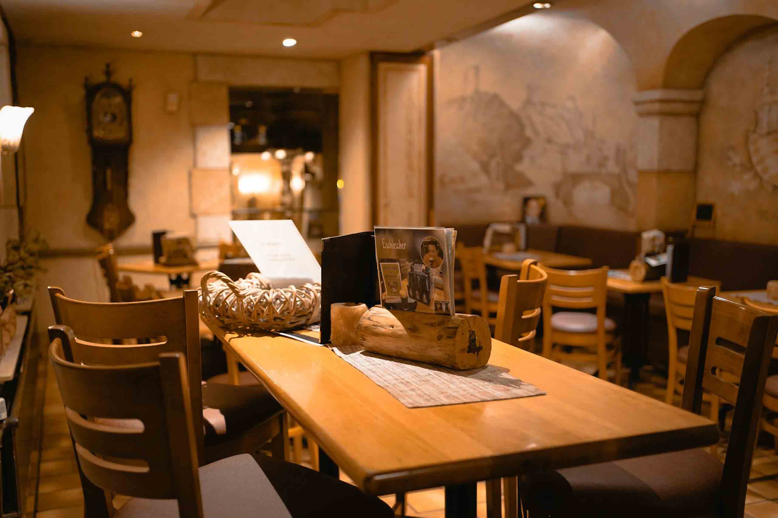 アンティーク調の内装とテーブル席