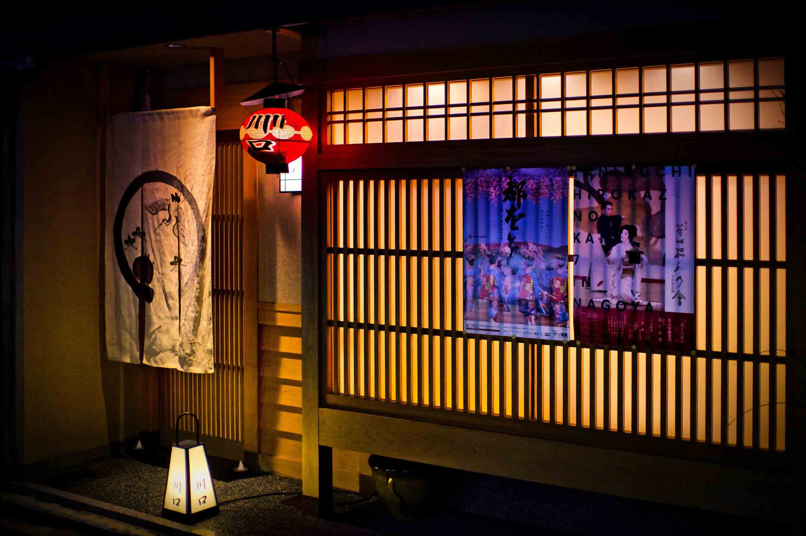 職人が目の前で料理を仕上げるカウンター